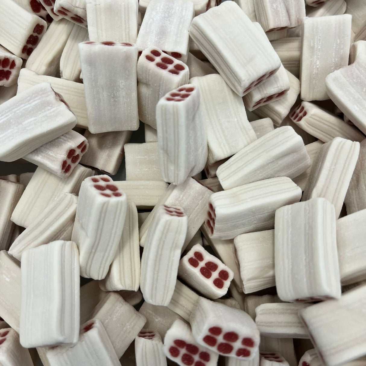 White Strawberry Bricks Snoep