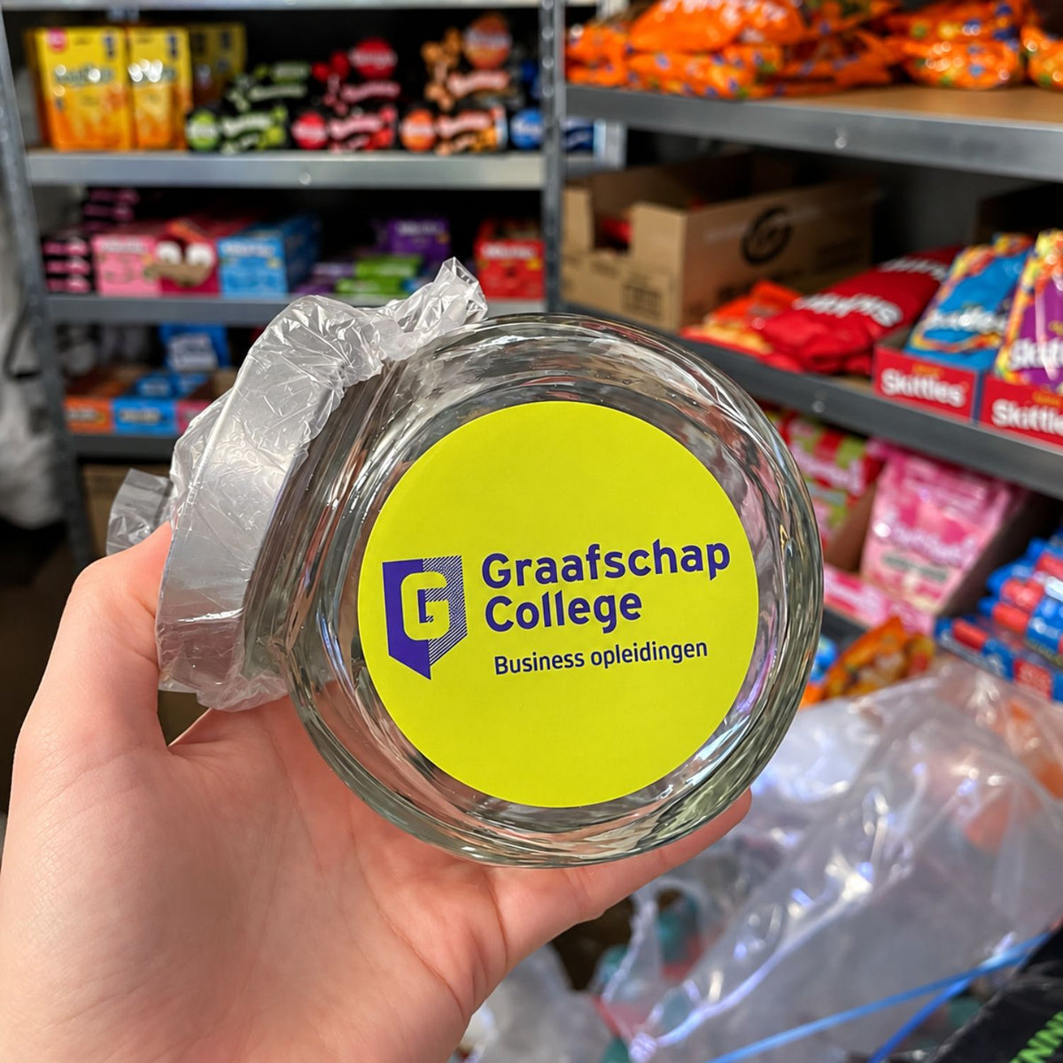 Gevulde Snoeppot met Logo – Schuinstaande Snoeppot 650ml