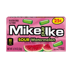 Mike and Ike Sour Watermelon Amerikaans snoep, groene watermeloen snoepdoos op roze achtergrond